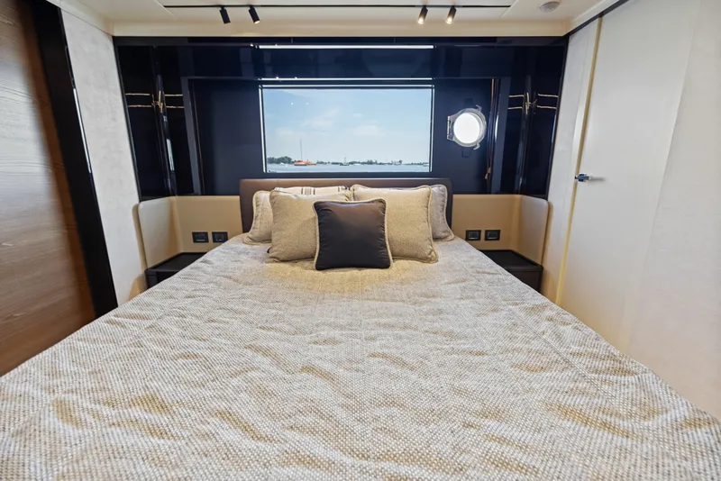 Slide: The Image of Absolute Navetta 64 2024 - 6000284