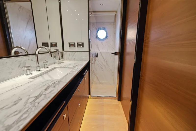 Slide: The Image of Absolute Navetta 64 2024 - 6000356