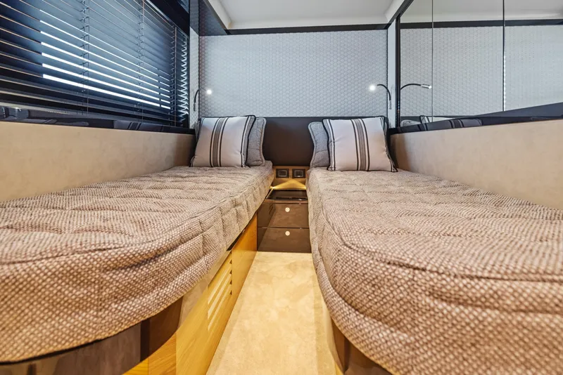 Slide: The Image of Absolute Navetta 64 2024 - 6000274