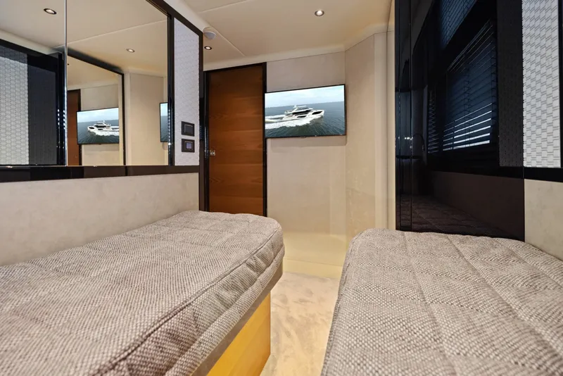 Slide: The Image of Absolute Navetta 64 2024 - 6000273