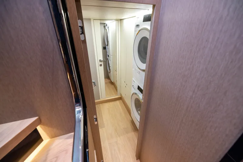 Slide: The Image of Absolute Navetta 64 2024 - 6000270