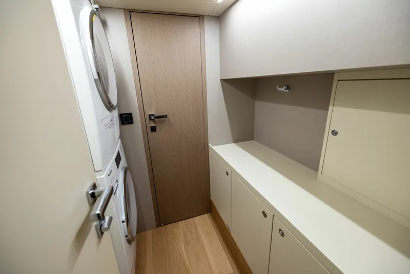 Slide: The Image of Absolute Navetta 64 2024 - 6000347