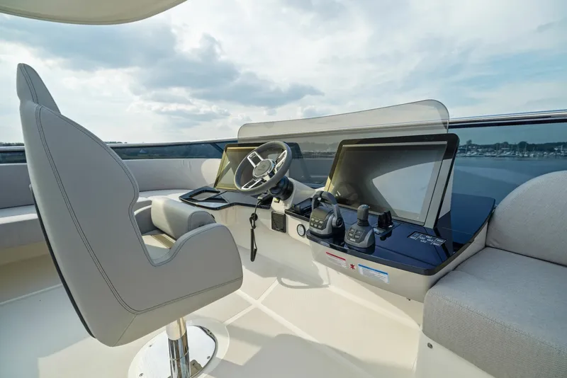 Slide: The Image of Absolute Navetta 64 2024 - 6000218