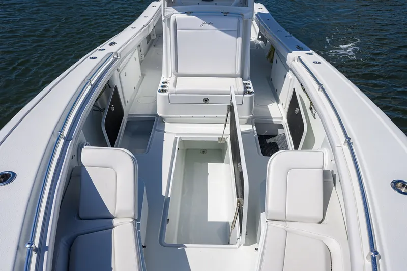 Slide: The Image of Yellowfin 34 Offshore 2023 - 6000028