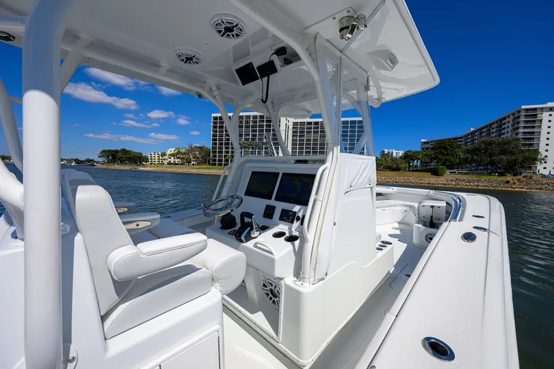 Slide: The Image of Yellowfin 34 Offshore 2023 - 6000063