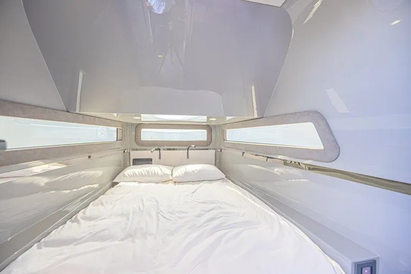 Slide: The Image of Midnight Express 52 Vitesse 2025 - 6055395