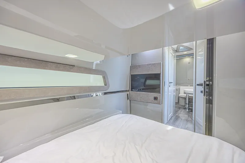 Slide: The Image of Midnight Express 52 Vitesse 2025 - 6055396