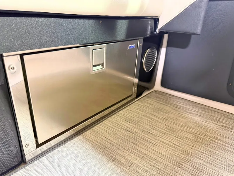 Slide: The Image of Regal 2800 Bowrider 2019 - 6001500