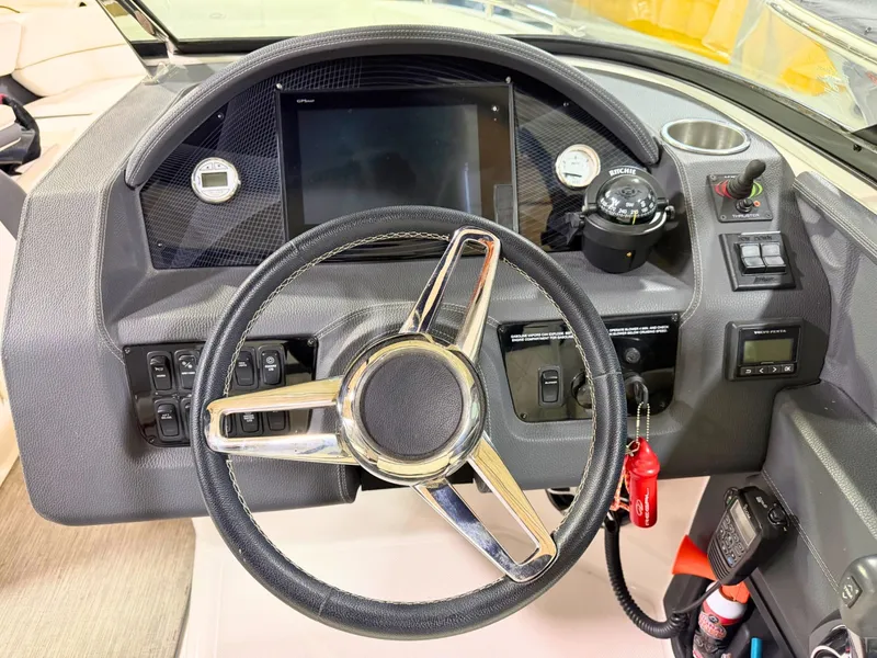 Slide: The Image of Regal 2800 Bowrider 2019 - 6001492