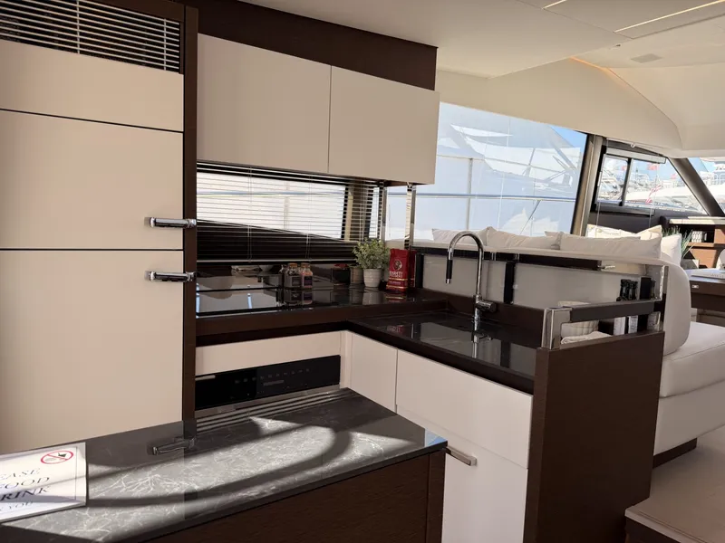 Slide: The Image of Prestige 520 2023 - 6014569