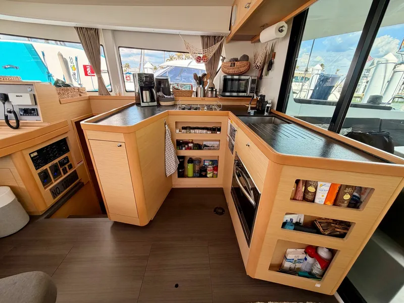 Slide: The Image of Lagoon 42 2020 - 6001789