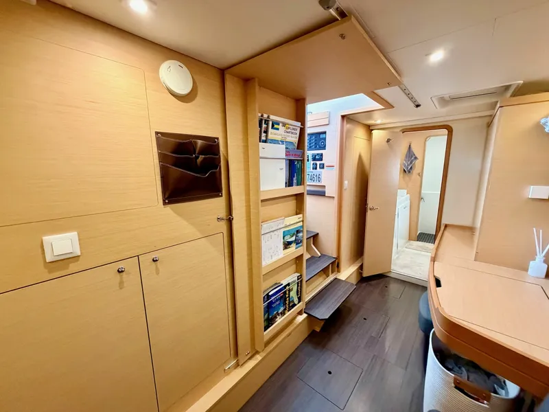 Slide: The Image of Lagoon 42 2020 - 6001775