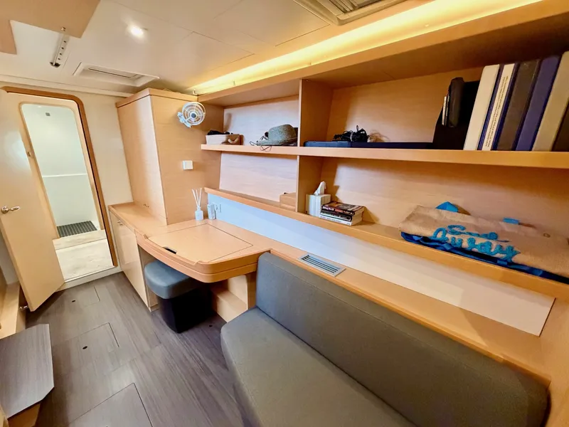 Slide: The Image of Lagoon 42 2020 - 6001776