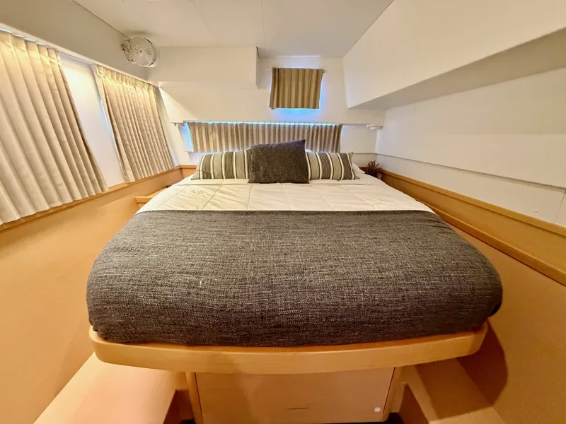 Slide: The Image of Lagoon 42 2020 - 6001773