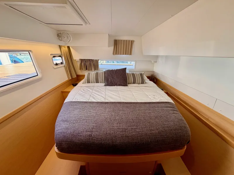 Slide: The Image of Lagoon 42 2020 - 6001774