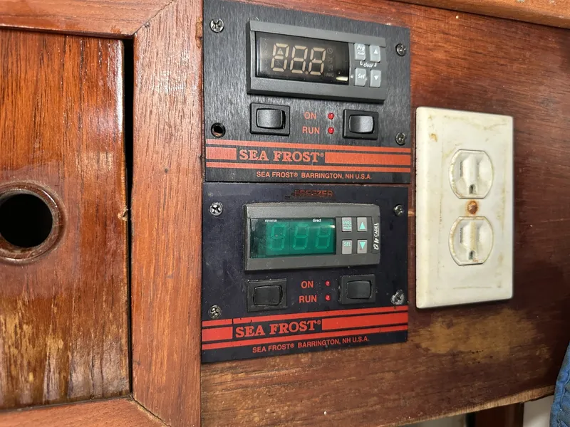 Slide: The Image of Valiant Valiant 40 1976 - 6033866