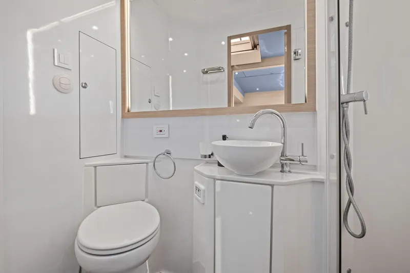 Slide: The Image of 2022 54 Aquila Powercat 'Remarkable I' Guest Head - 6005044