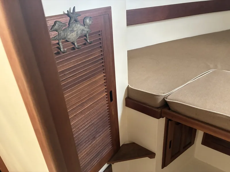 Slide: The Image of 1989 Duffy 35 Flybridge - Hanging locker - 6009565