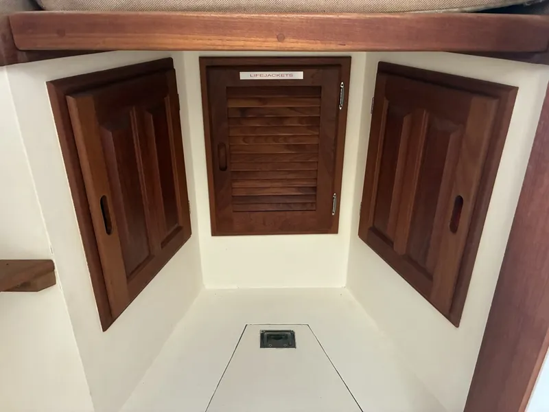 Slide: The Image of 1989 Duffy 35 Flybridge - Storage - 6009566