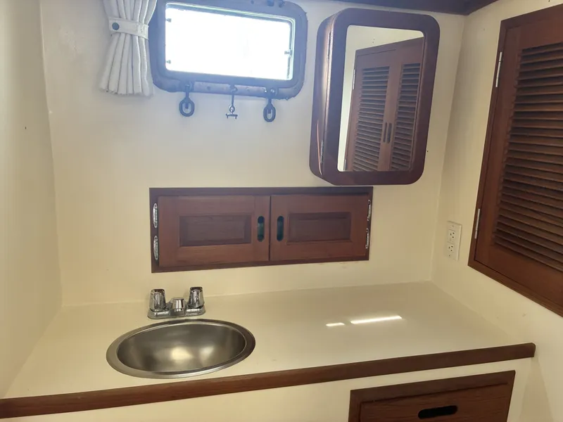 Slide: The Image of 1989 Duffy 35 Flybridge - Sink - 6009568