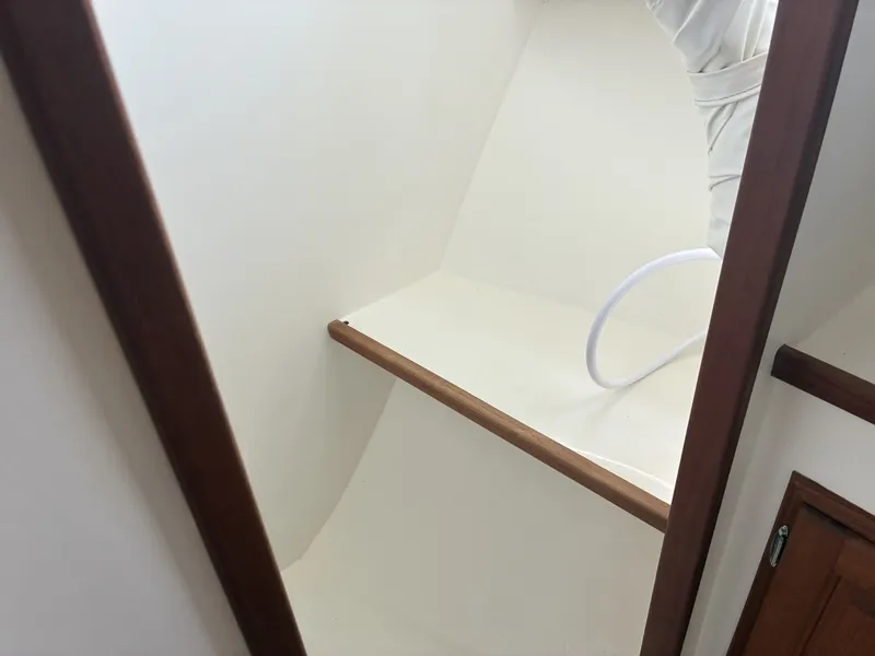 Slide: The Image of 1989 Duffy 35 Flybridge - Shower - 6009569