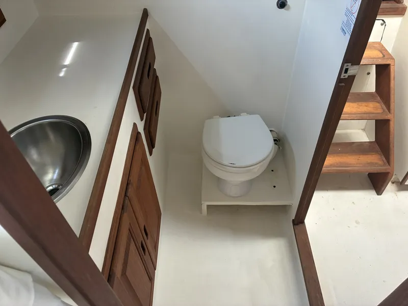 Slide: The Image of 1989 Duffy 35 Flybridge - Head - 6009572