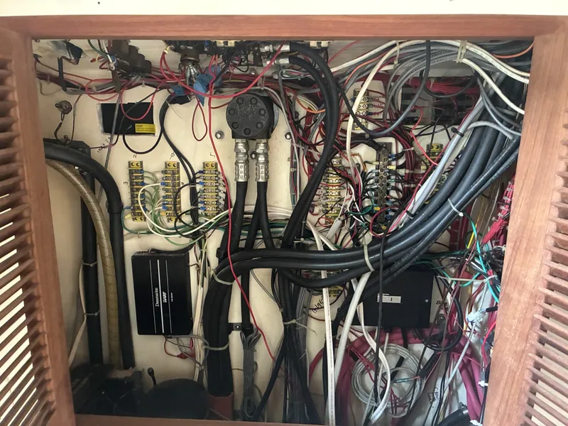 Slide: The Image of 1989 Duffy 35 Flybridge - Helm wiring - 6009574