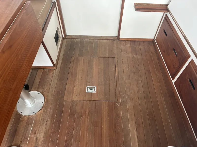 Slide: The Image of 1989 Duffy 35 Flybridge - Cabin Sole - 6009582