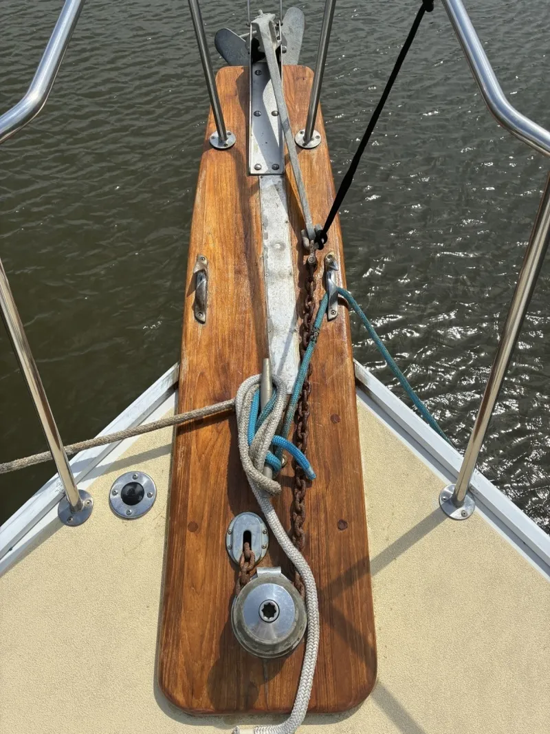 Slide: The Image of 1989 Duffy 35 Flybridge - Bow Pulpit - 6009643