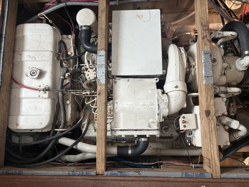 Slide: The Image of 1989 Duffy 35 Flybridge - Engine - 6009585