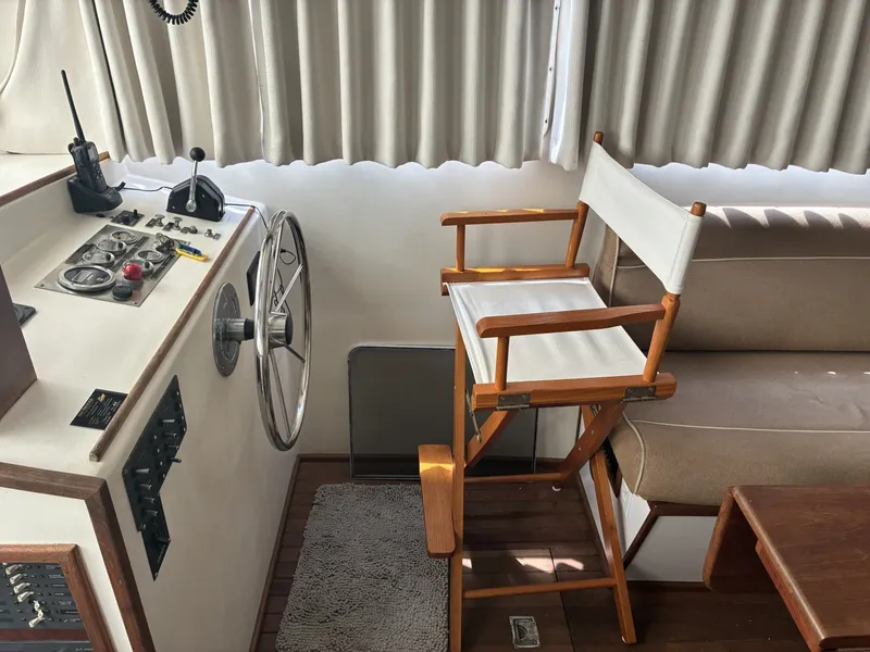 Slide: The Image of 1989 Duffy 35 Flybridge - Lower helm - 6009560