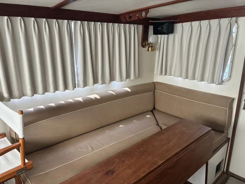 Slide: The Image of 1989 Duffy 35 Flybridge - Curtains - 6009559