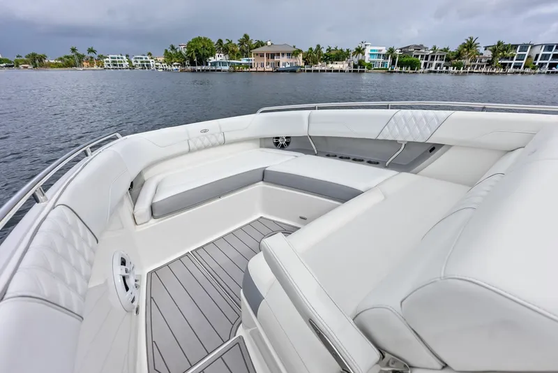 Slide: The Image of Regal 33 SAV 2022 - 6047977