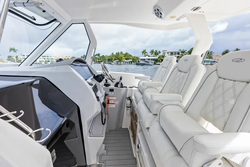 Slide: The Image of Regal 33 SAV 2022 - 6047981