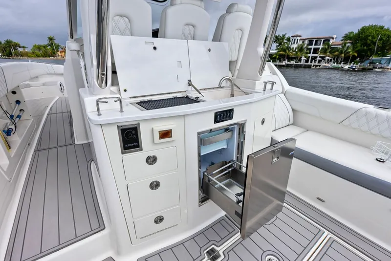 Slide: The Image of Regal 33 SAV 2022 - 6047986