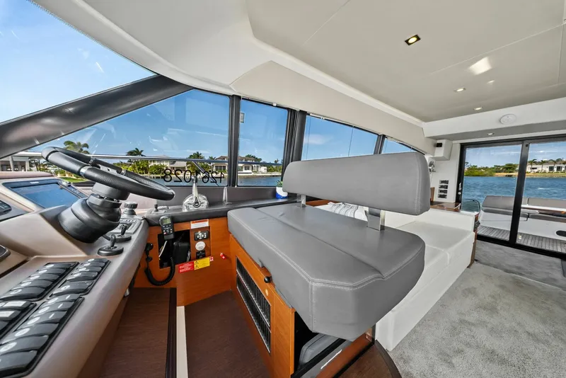 Slide: The Image of 2015 Prestige 550 'Legacy' Helm - 6008807