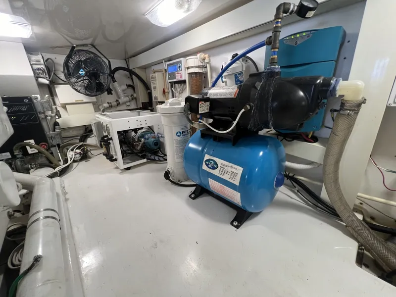 Slide: The Image of Viking 52 LET IT RAIN - Engine Room 2003 Viking 52 
LET IT RAIN - 6046148