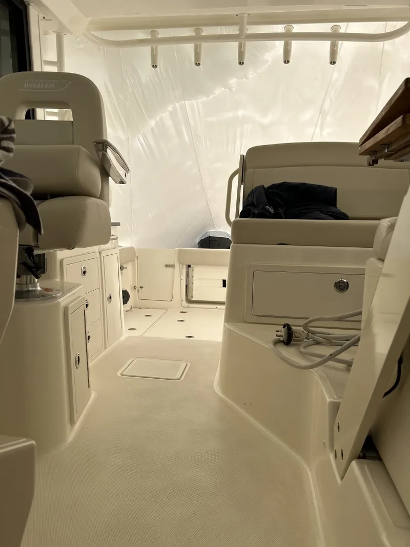 Slide: The Image of Boston Whaler 32 2021 - 6010081