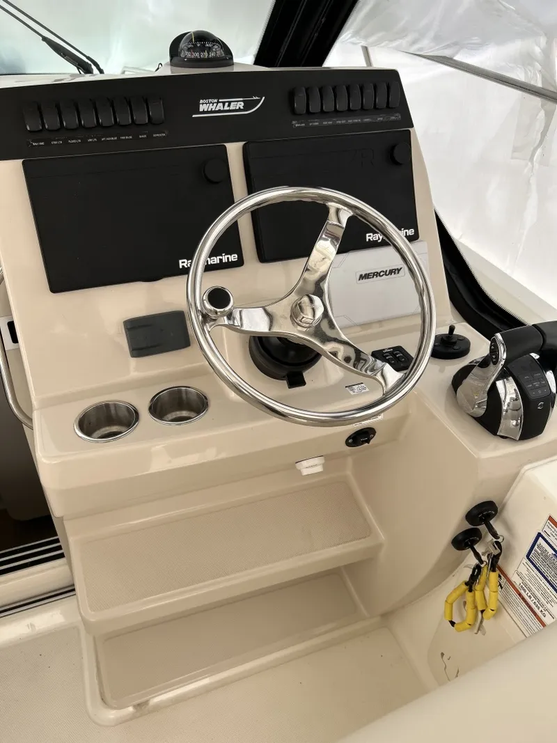 Slide: The Image of Boston Whaler 32 2021 - 6010082