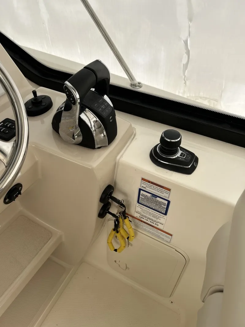 Slide: The Image of Boston Whaler 32 2021 - 6010084