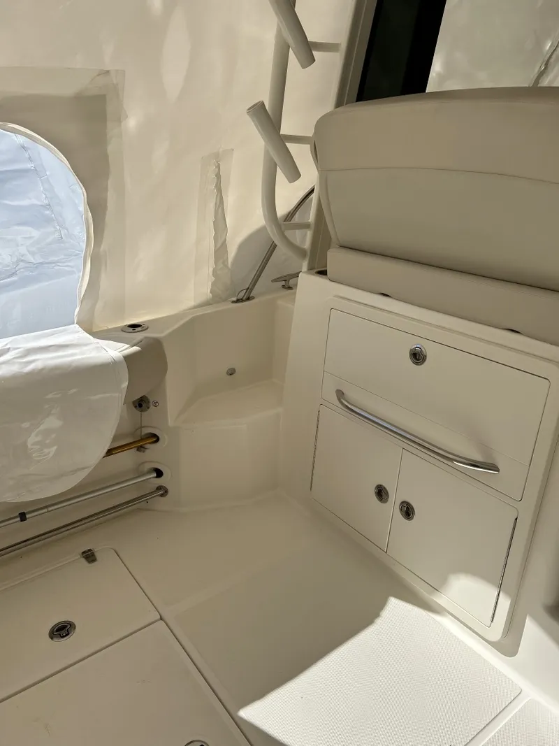 Slide: The Image of Boston Whaler 32 2021 - 6010086