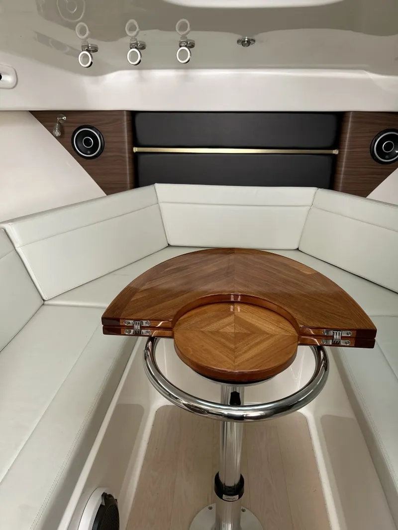 Slide: The Image of Boston Whaler 32 2021 - 6010083