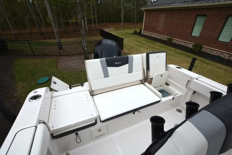 Slide: The Image of Robalo R230 2023 - 6010422