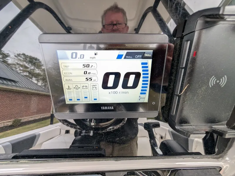 Slide: The Image of Robalo R230 2023 - 6010430