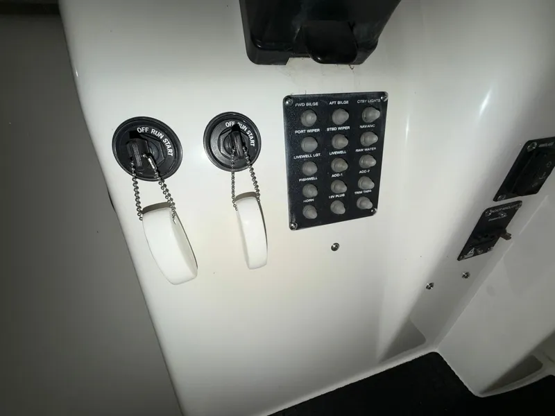 Slide: The Image of Boston Whaler 2600 Conquest 2001 - 6010392