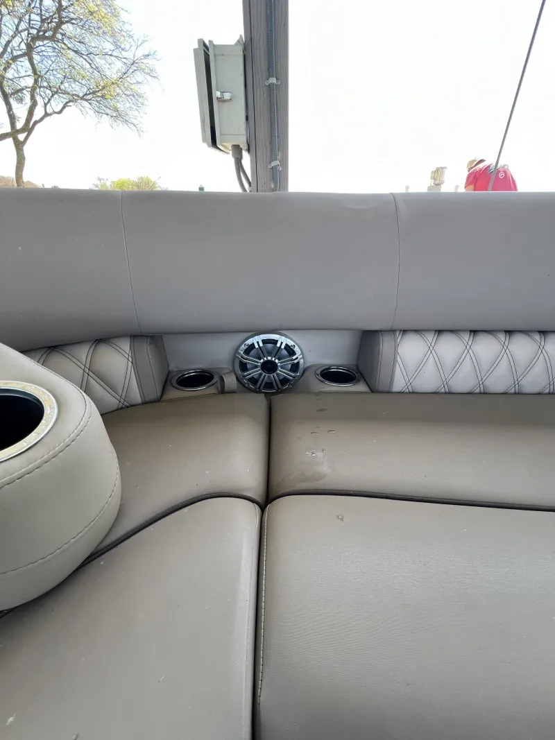 Slide: The Image of 16 Settee Starboard - 6011663