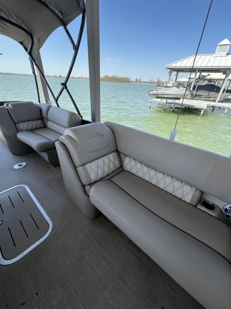 Slide: The Image of 18 Settee Port - 6011665