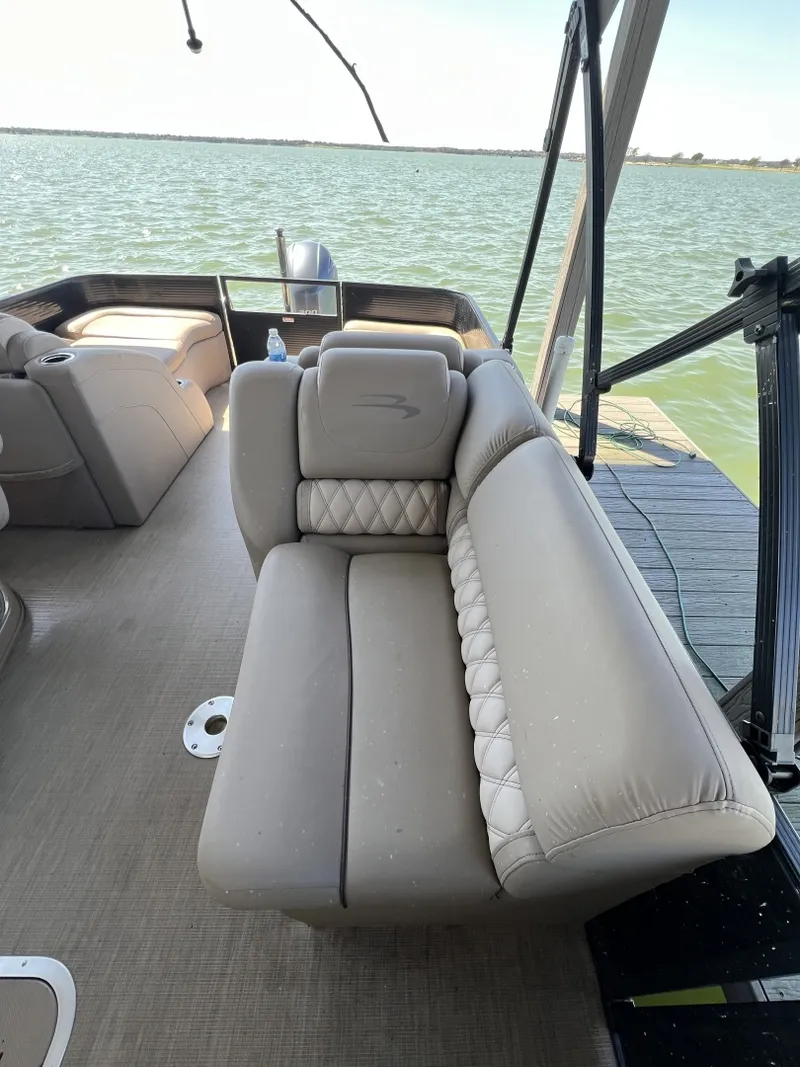 Slide: The Image of 21 Settee Port - 6011668