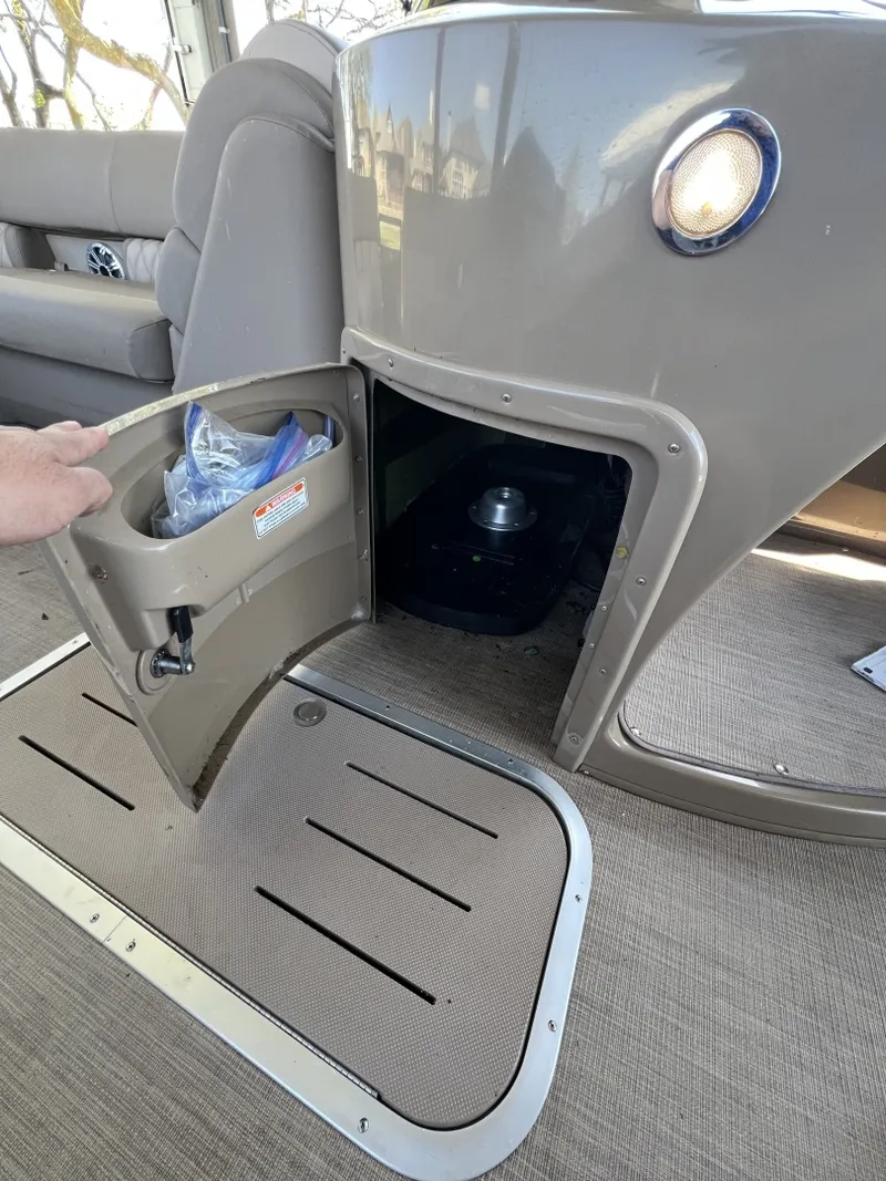 Slide: The Image of 46 Cockpit Storage - 6011693