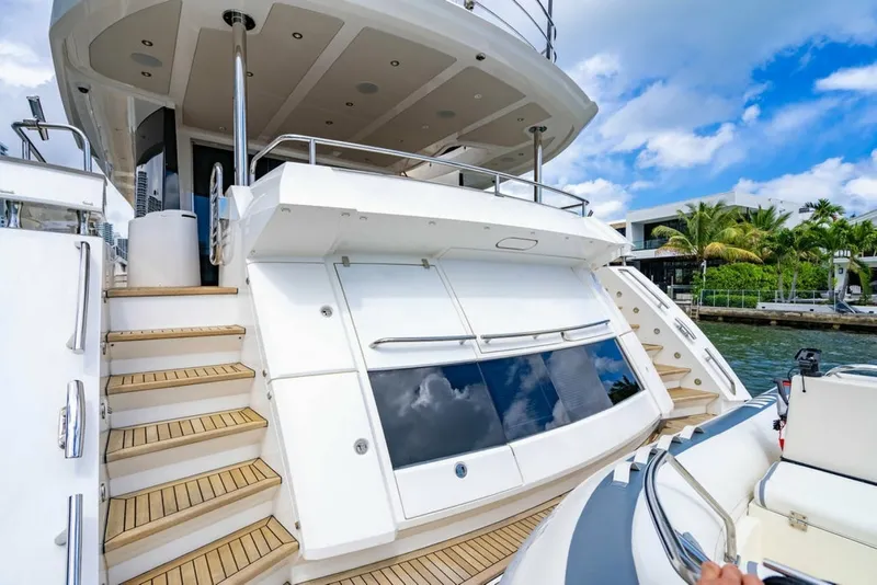 Slide: The Image of Sunseeker 95 Motor Yacht 2019 - 7649225